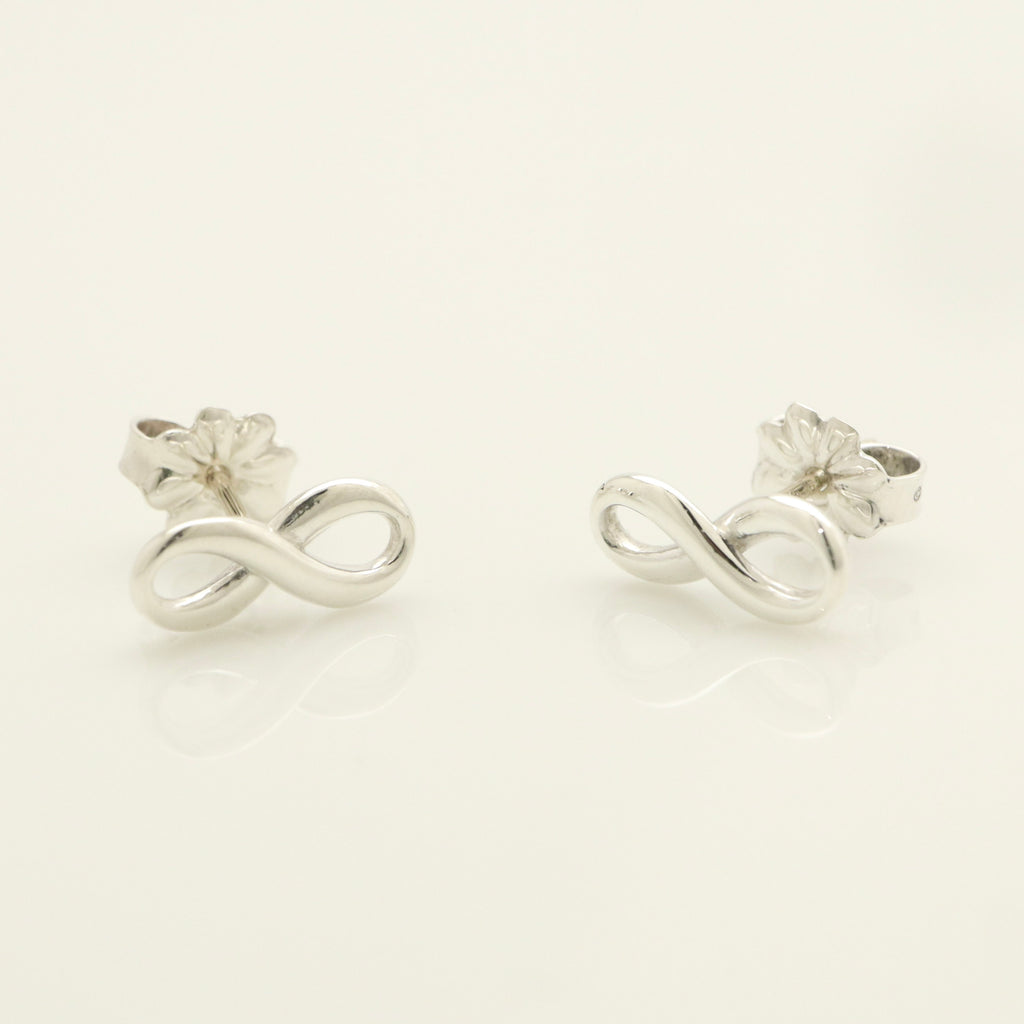TIFFANY&Co. インフィニティ スタッド ピアス AG925