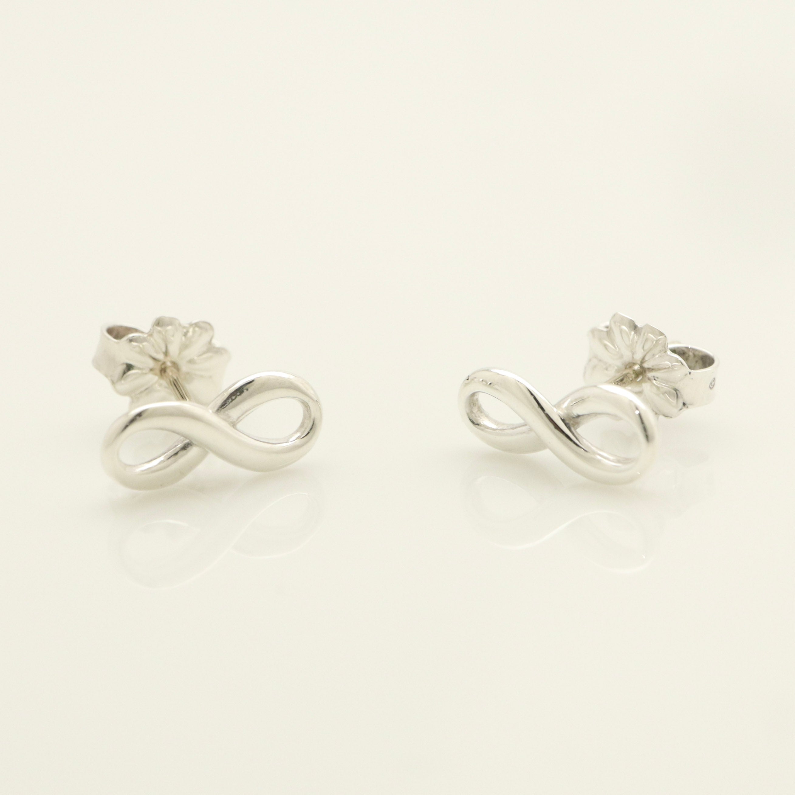 TIFFANY&Co. インフィニティ スタッド ピアス AG925