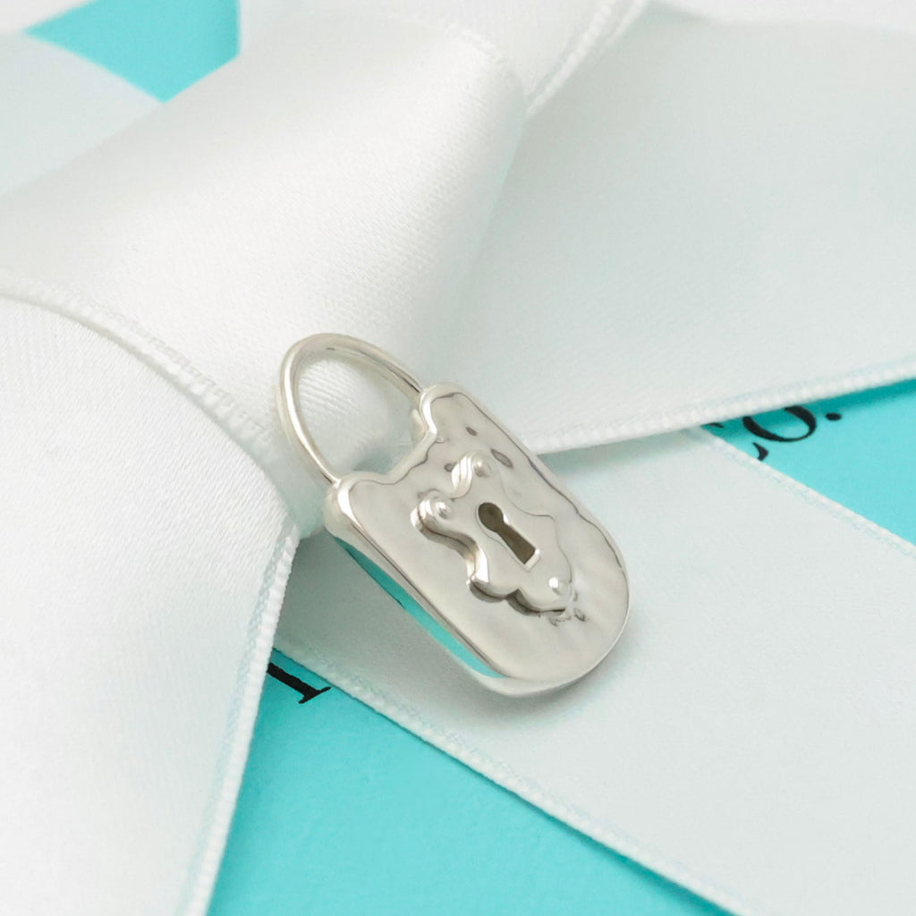TIFFANY&Co. テクスチャー キーホール ロック チャーム AG925