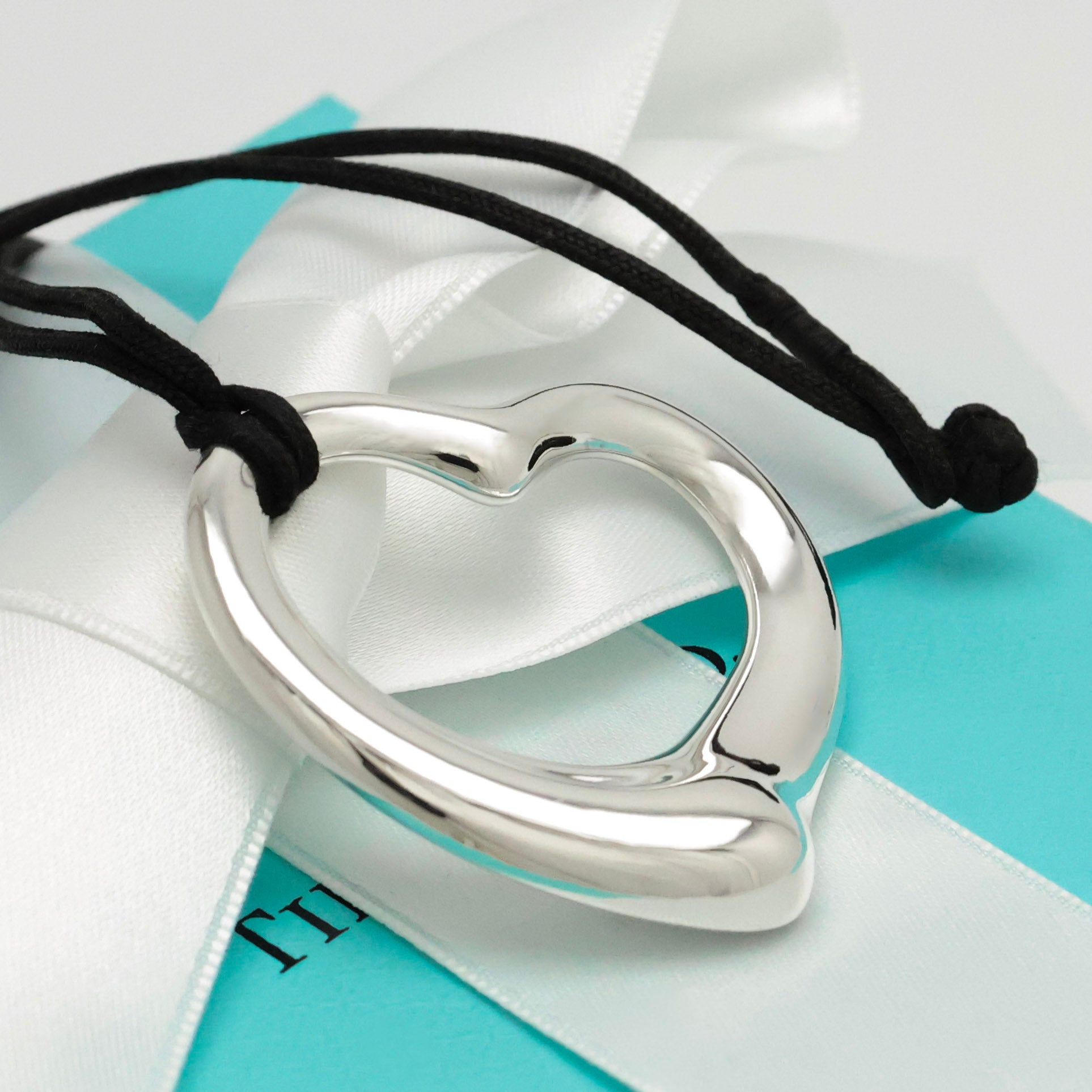 TIFFANY&Co. オープンハート 36mm シルクコード エルサペレッティ ネックレス AG925