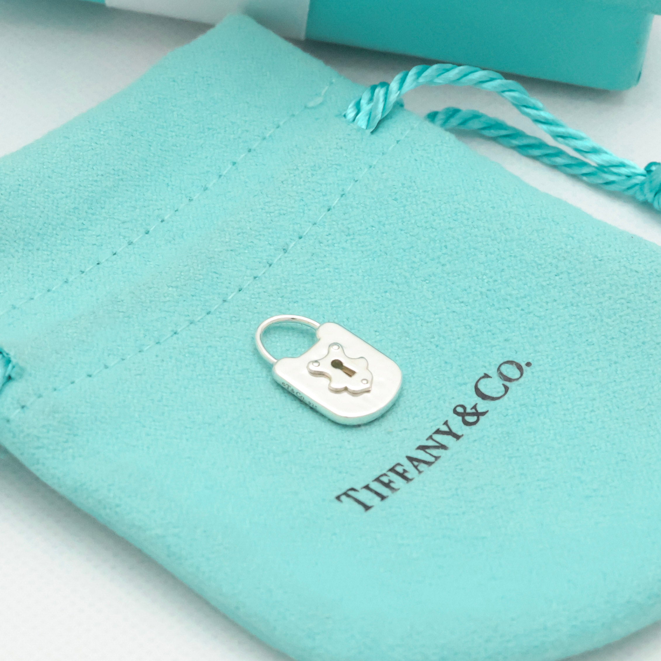 TIFFANY&Co. テクスチャー キーホール ロック チャーム AG925