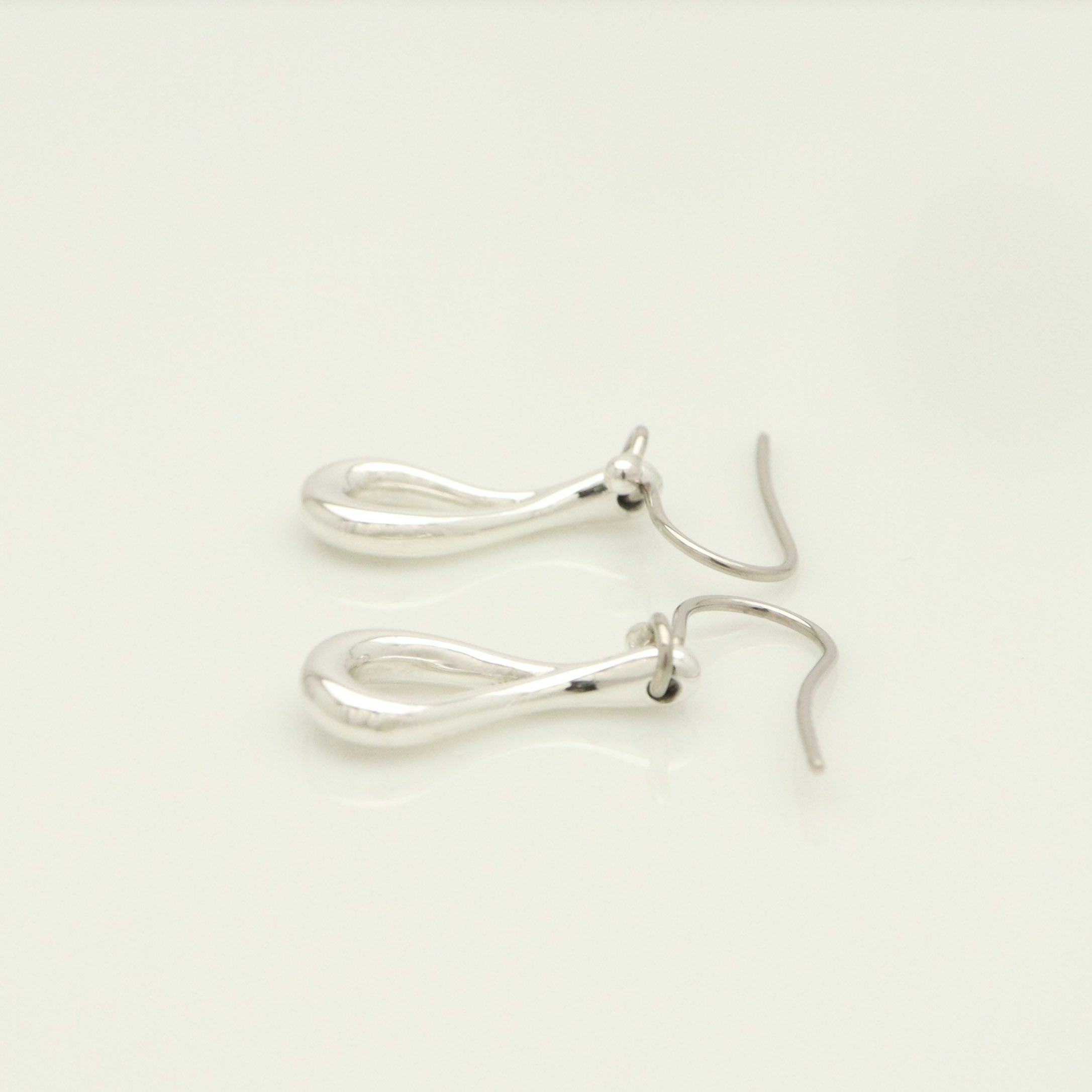 TIFFANY&Co.  オープン ティアドロップ エルサペレッティ フック ピアス AG925