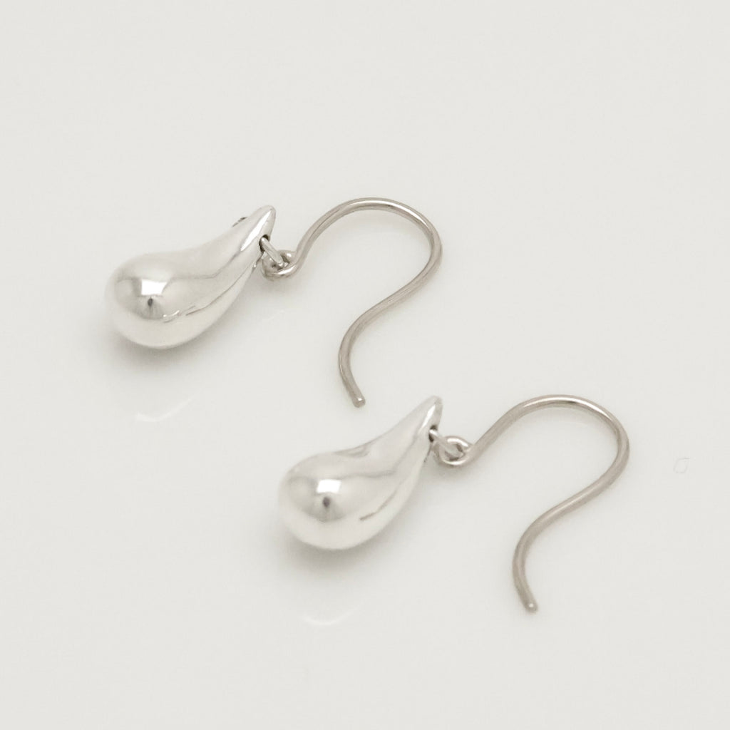 TIFFANY&Co. ティアドロップ エルサペレッティ フック ピアス AG925