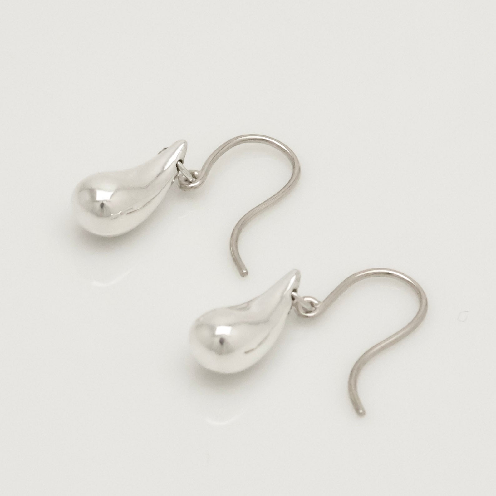 TIFFANY&Co. ティアドロップ エルサペレッティ フック ピアス AG925